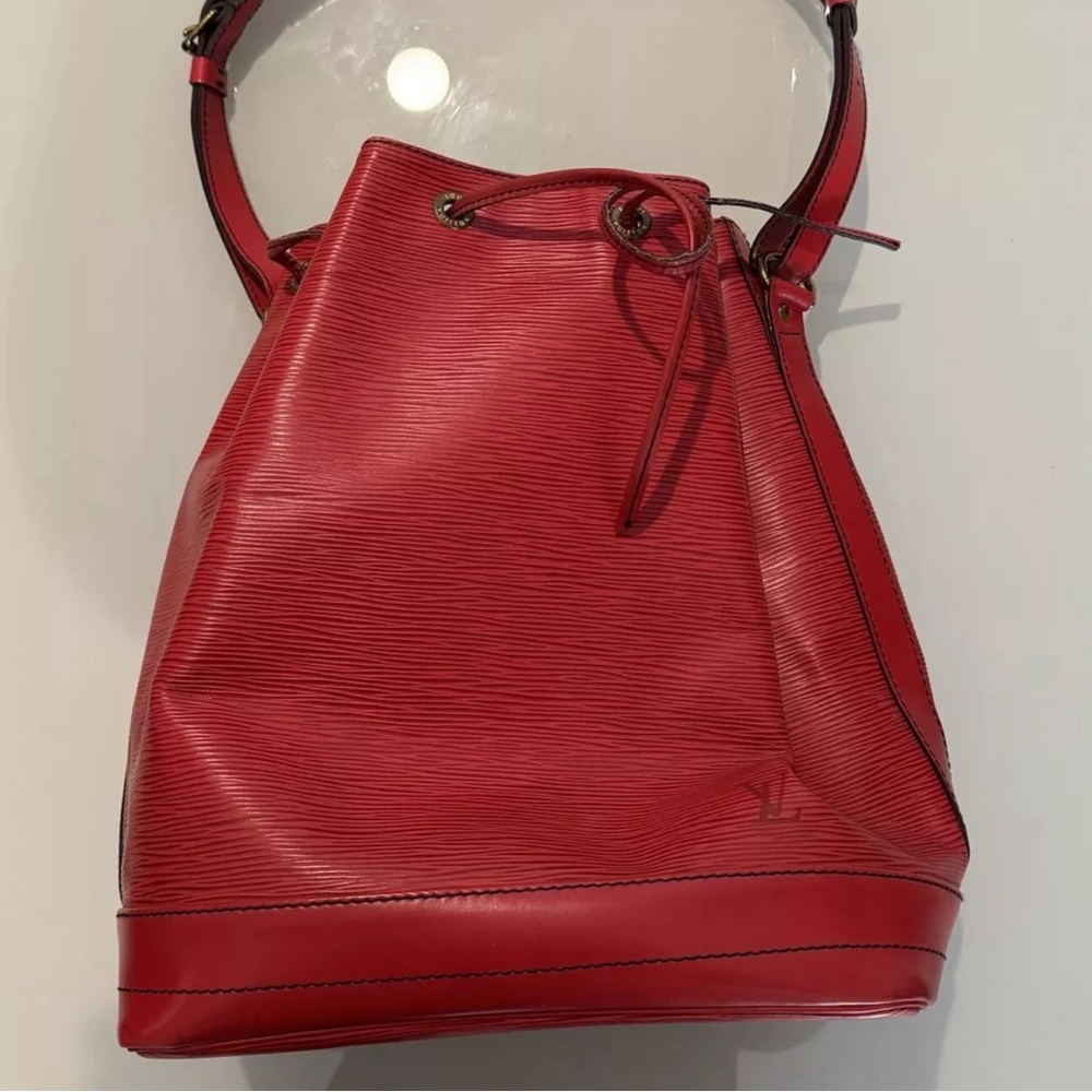 AUTHENTIC Louis Vuitton NOÉ GM Red Epi Leather Drawstring Bucket Bag Shoulder To